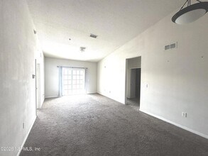 8201 Green Parrot Rd, Unit 307 in Jacksonville, FL - Foto de edificio - Building Photo