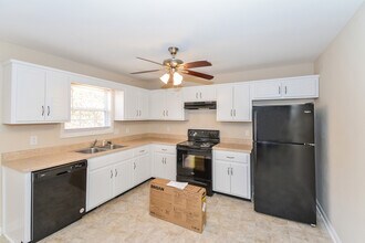 1018 Granny White Rd in Clarksville, TN - Foto de edificio - Building Photo