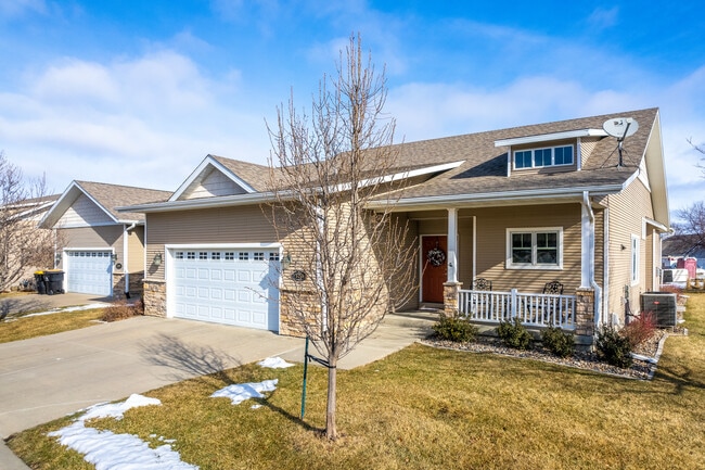 Townhomes at Legacy Pointe in Waukee, IA - Building Photo - Building Photo