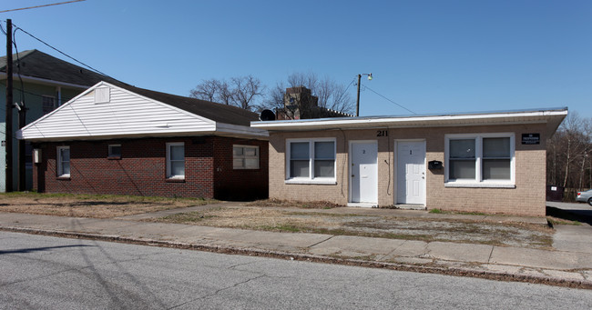 211 N Cedar St in Greensboro, NC - Foto de edificio - Building Photo