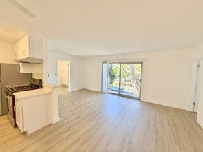 12745 Venice Blvd, Unit 201 in Los Angeles, CA - Building Photo - Building Photo