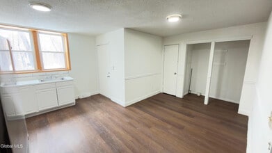 3132 6th Ave in Troy, NY - Building Photo - Building Photo