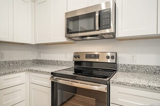 10215 Tulipwood Run in San Antonio, TX - Foto de edificio - Building Photo