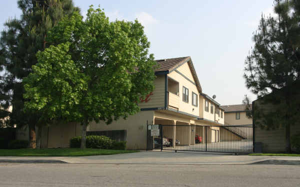 1873 Pumalo St in San Bernardino, CA - Foto de edificio