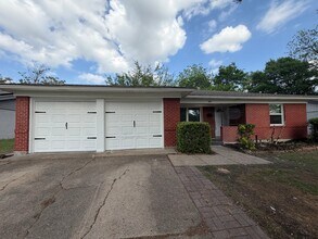 302 N Cottonwood Dr in Richardson, TX - Foto de edificio - Building Photo