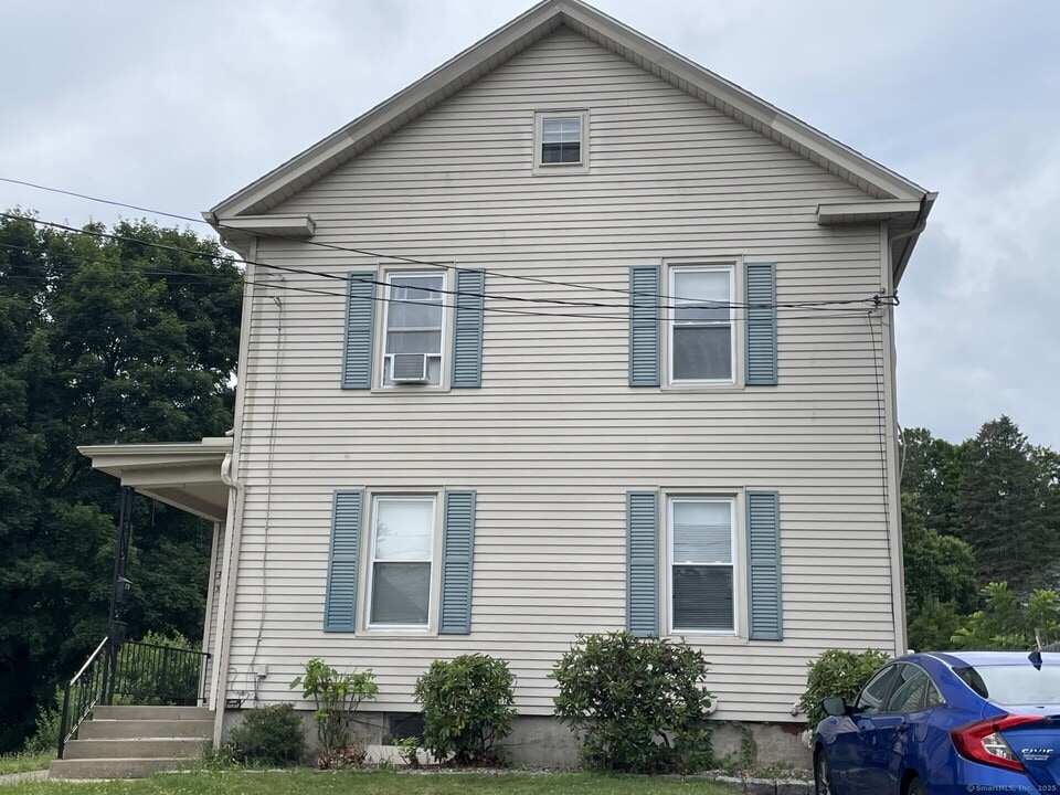 32 Rourke Ave in Southington, CT - Building Photo