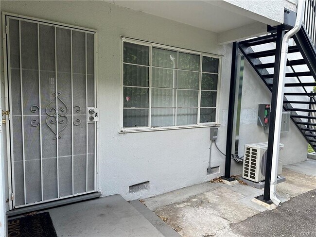 412 W Elmwood Ave in Burbank, CA - Building Photo - Building Photo