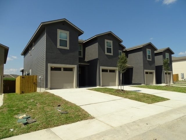 6327 Luglio Ln in San Antonio, TX - Building Photo - Building Photo