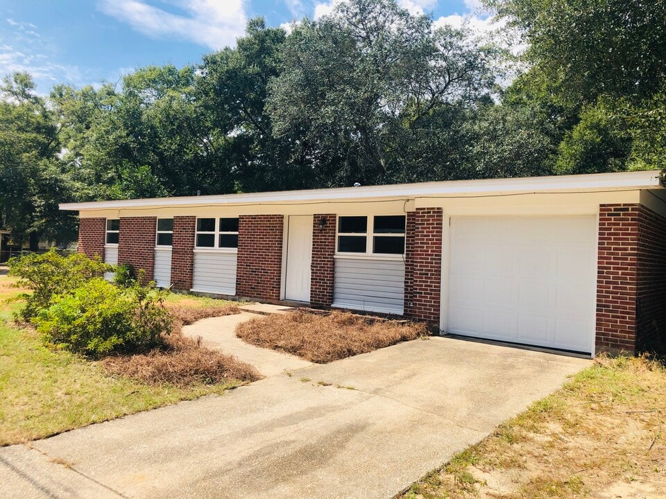 6500 Julia Dr in Milton, FL - Building Photo