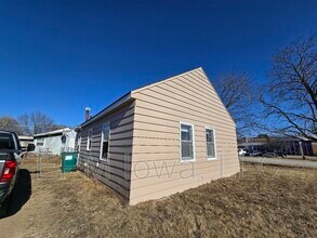 158 S Roosevelt Rd in Evansdale, IA - Foto de edificio - Building Photo