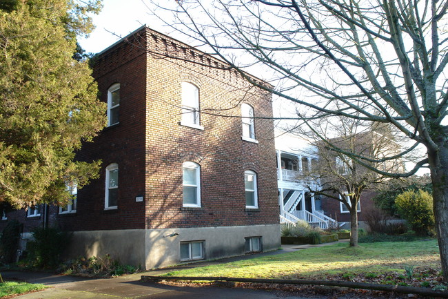 1830 NW 24th Pl in Portland, OR - Building Photo - Building Photo