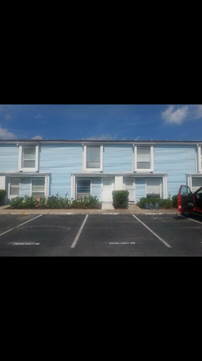 11819 Cypress Hill Cir in Tampa, FL - Building Photo