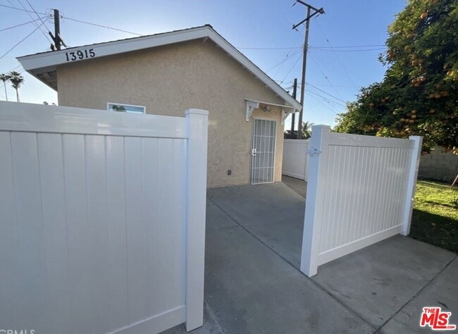 13915 Anderson St in Paramount, CA - Foto de edificio - Building Photo