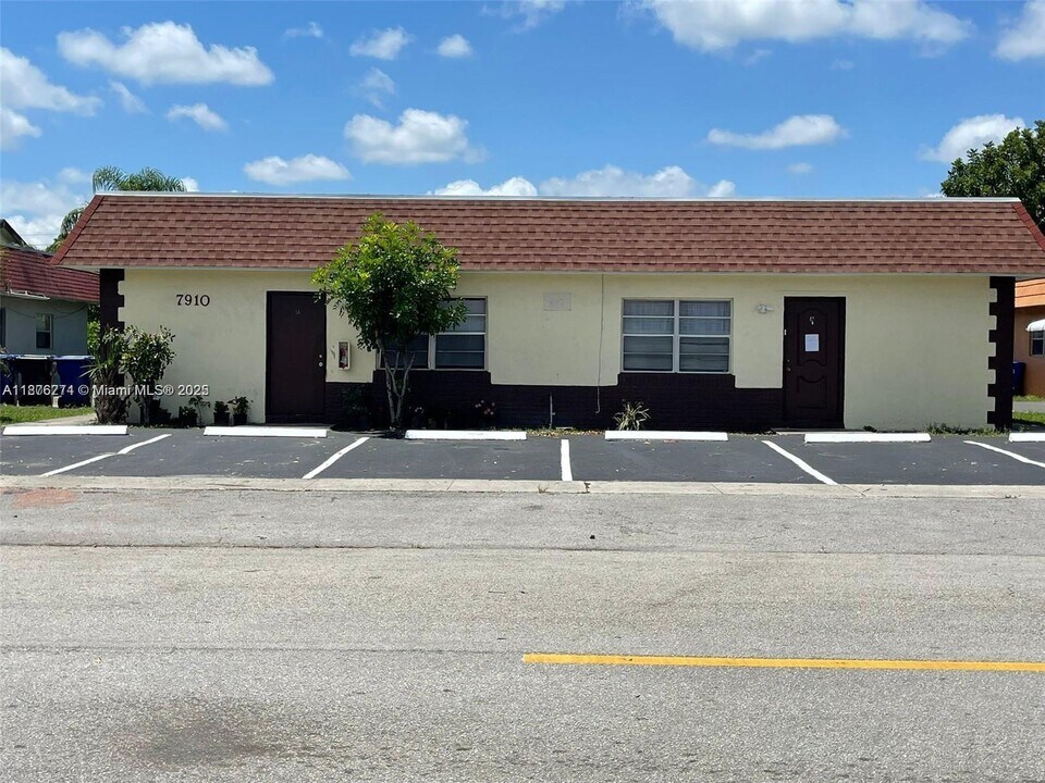 7910 SW 10th Ct in North Lauderdale, FL - Building Photo