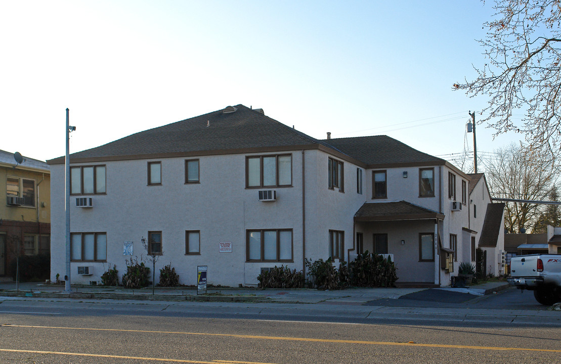 University Manor in Sacramento, CA - Building Photo