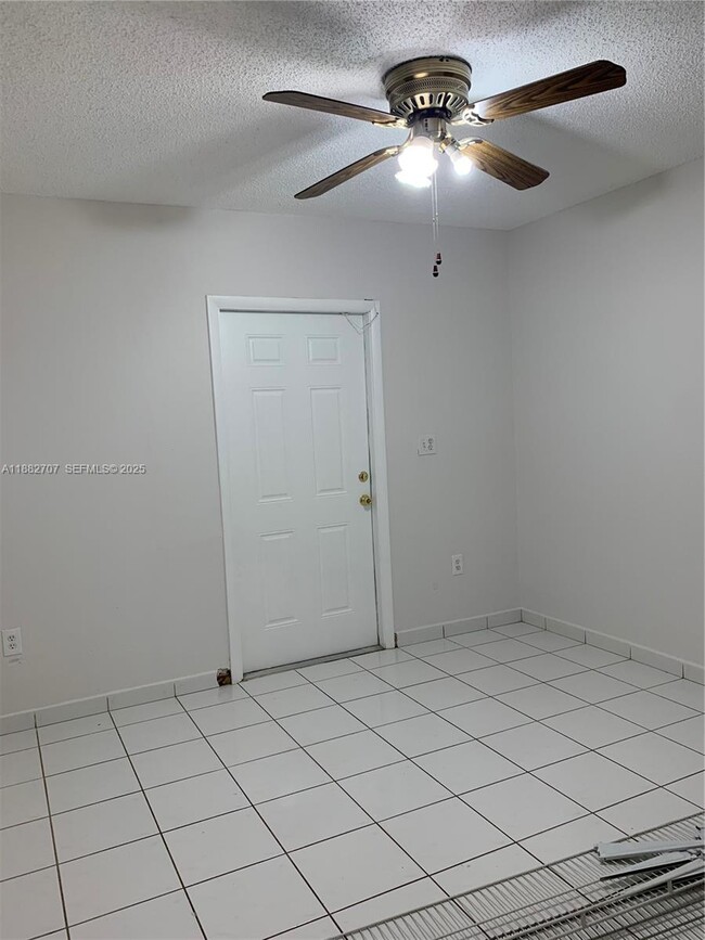 3298 W 70th St in Hialeah, FL - Foto de edificio - Building Photo