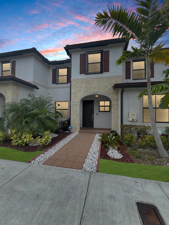 10598 W 32nd Ln in Hialeah, FL - Building Photo