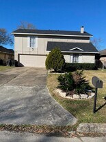 8631 Valley Ledge Dr in Houston, TX - Building Photo