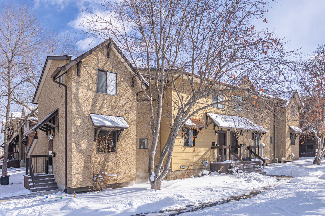 Woodvale Townhomes in Edmonton, AB - Building Photo