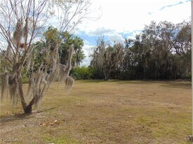 713 Caloosa Estates Dr in La Belle, FL - Building Photo