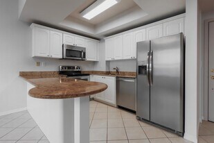 3500 Coral Wy, Unit 603 in Miami, FL - Building Photo