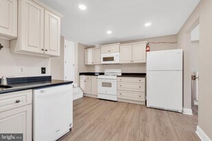 19 Pleasant St in Vincentown, NJ - Building Photo