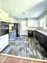 8954 Leeds Rd in Kansas City, MO - Foto de edificio - Building Photo