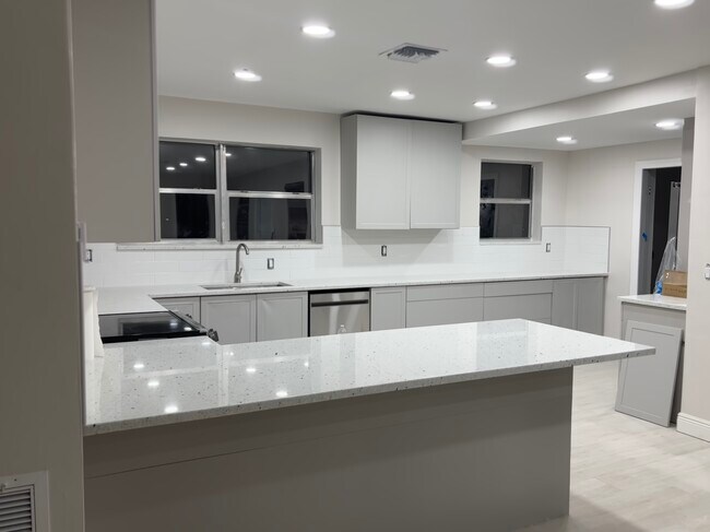 240 NE 57th St in Oakland Park, FL - Building Photo - Building Photo