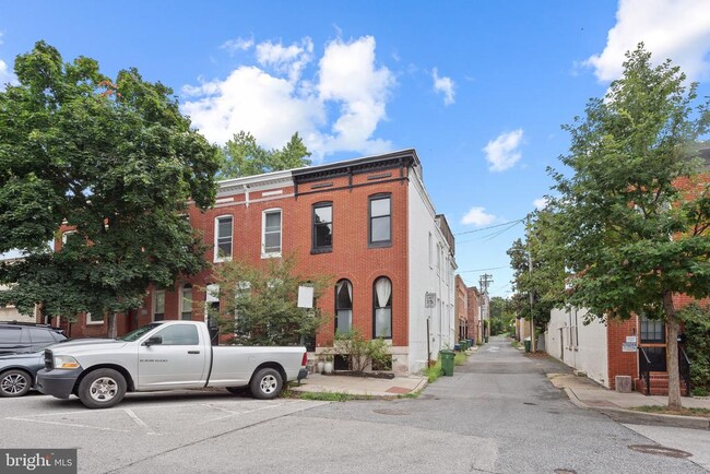 7 S Collington Ave in Baltimore, MD - Building Photo - Building Photo