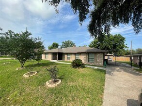 7811 Echo Brook Dr in Houston, TX - Building Photo - Building Photo