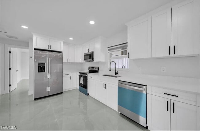 820 Hibiscus Ave in Lehigh Acres, FL - Building Photo - Building Photo