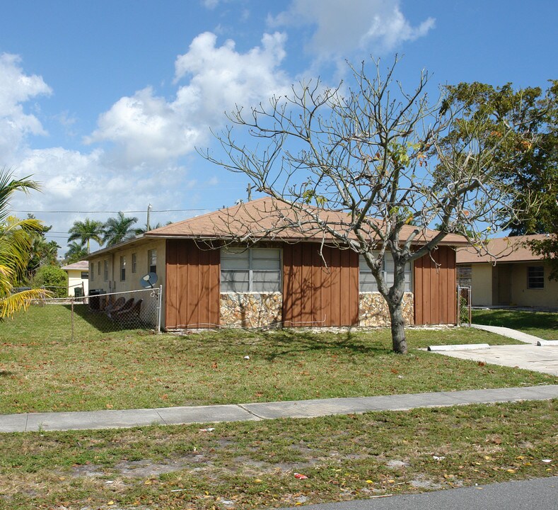 42-48 SW 13th St in Dania Beach, FL - Building Photo