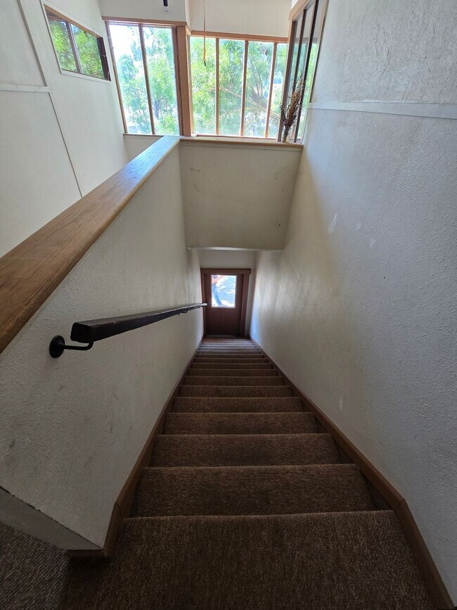 827 Redwood Dr-Unit -827 Unit D in Garberville, CA - Building Photo - Building Photo