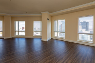 8 Howard and The 305 in Baltimore, MD - Building Photo - Interior Photo