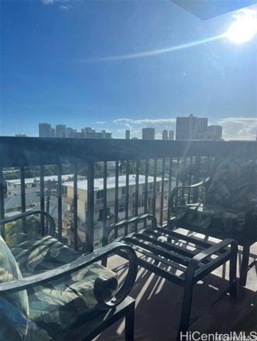 1560 Thurston Ave in Honolulu, HI - Building Photo