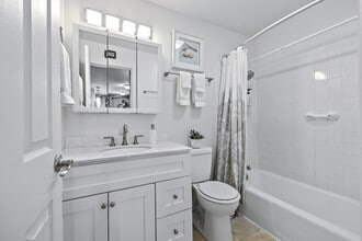 Autumn Mist on Lorraine in Wheaton, IL - Foto de edificio - Building Photo