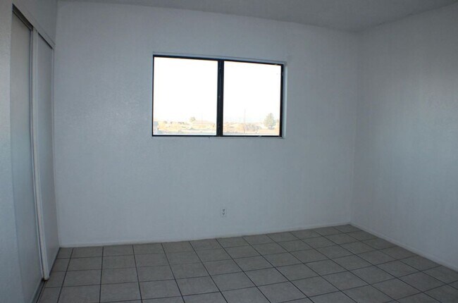 21107 Nemophilia St-Unit -Unit 4 in California City, CA - Building Photo - Building Photo