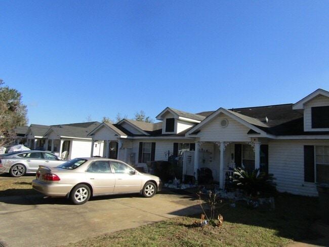 5600 W Shore Dr in Pensacola, FL - Building Photo - Building Photo