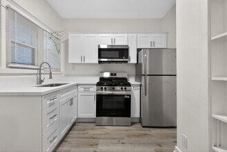 1049 E 5th St in Long Beach, CA - Foto de edificio - Building Photo