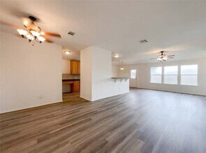 506 Gettysburg Loop in Elgin, TX - Building Photo - Building Photo