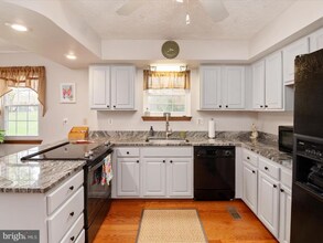 1526 Palm Ct in Pasadena, MD - Foto de edificio - Building Photo