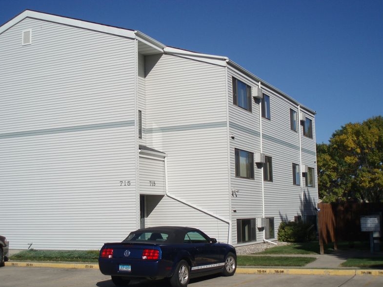 Skyline Village Apartments in Grand Forks, ND - Building Photo