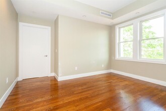 906 E 2nd St, Unit 312 in Boston, MA - Building Photo - Building Photo