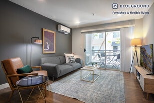 900 High School Way in Mountain View, CA - Building Photo