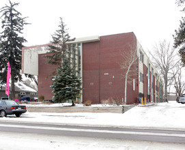 Meadows Pointe Apartments in Colorado Springs, CO - Building Photo - Building Photo