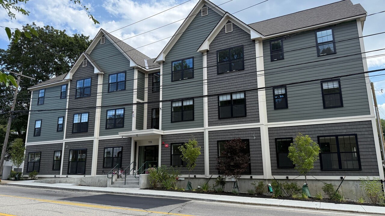 725-727 Central Ave-Unit -102 in Dover, NH - Building Photo