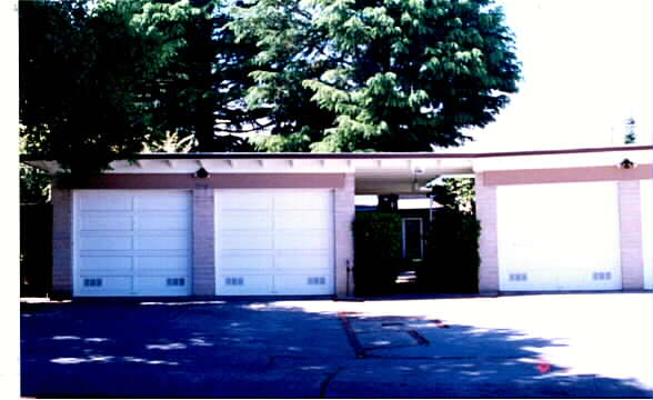 1071 Noel Dr in Menlo Park, CA - Building Photo - Building Photo