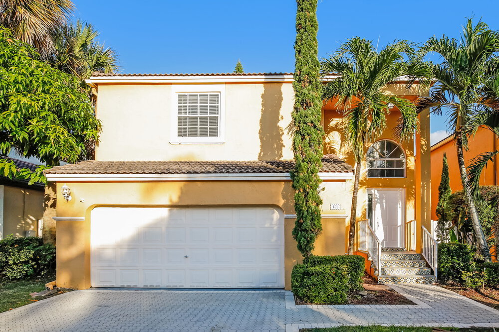 159 NW 152nd Ln in Pembroke Pines, FL - Foto de edificio