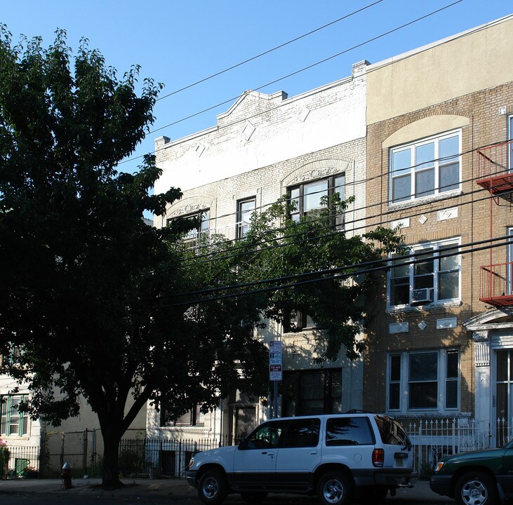 20 Broadway in Jersey City, NJ - Building Photo