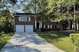 215 Simpson Dr NE in Kennesaw, GA - Building Photo